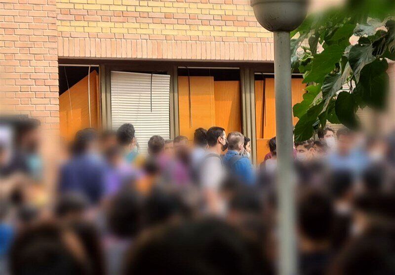 روایت یکی از دانشجویان شریف از عکس ۱۳ نفره/ نمی‌دانستم فرودگاه امام است یا دانشگاه شریف/ آن شب دست‌کم ده نفر با ویزای تحصیلی عازم بودند