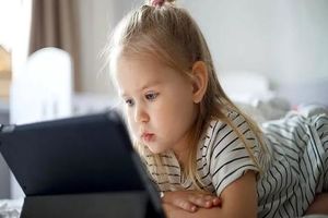 تماشای تلویزیون حین وعده‌های غذایی چه تاثیری در رشد شناختی کودکان دارد؟