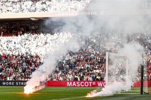 توقف بازی آژاکس - فاینورد به دلیل پرتاب مواد آتش‌زا /ویدئو