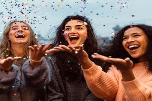 در چه سن و سالی شادتر زندگی می‌کنیم و احساس خوشبختی بیشتری داریم؟