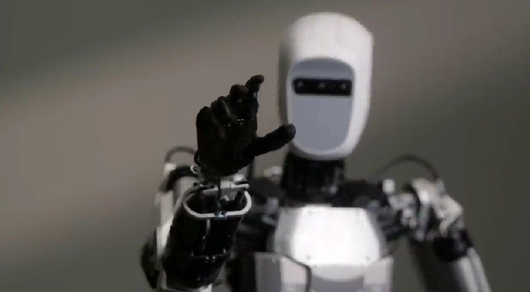 ربات انسان‌نما که در کنار کارگران بار‌ها را جابجا می‌کند/ ویدئو