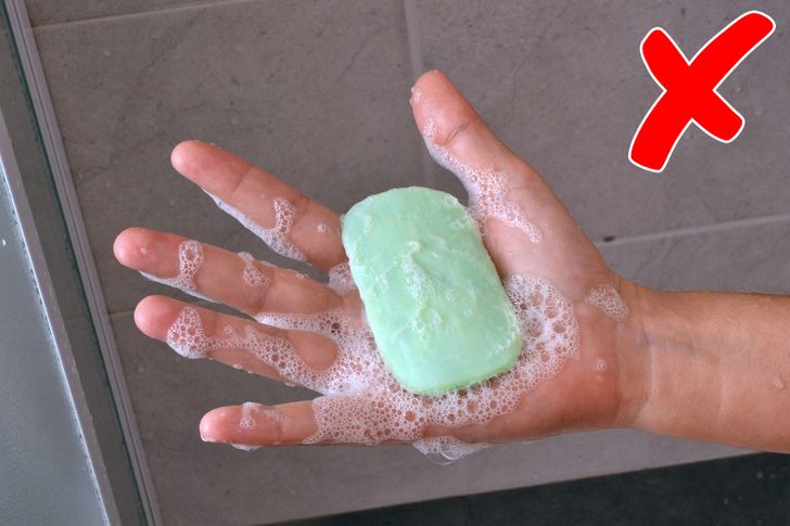 1696844882 237 ۱۱ وسیله شخصی که حتی با نزدیکان تان هم نباید