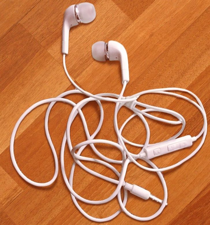 1696844882 399 ۱۱ وسیله شخصی که حتی با نزدیکان تان هم نباید