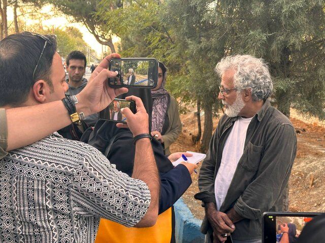 بهروز افخمی در شهرک محل سکونت داریوش مهرجویی و وحیده محمدیفر/ ویدئو 6 بهروز افخمی در جمع خبرنگاران حوادث