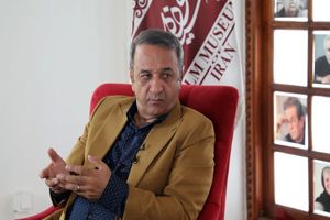 فردوس کاویانی هر روز لباس می‌پوشید و فکر می کرد باید سر کار برود