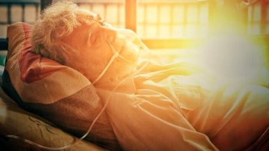 تصویری از ثریا قاسمی و جمشید هاشم‌پور در «پرواز ۱۷۵»