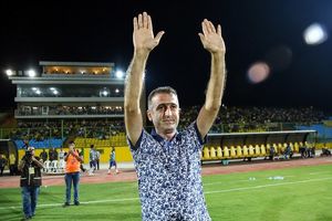 فراز کمالوند سرمربی تیم فوتبال صنعت نفت آبادان شد 12 فراز کمالوند سرمربی تیم فوتبال صنعت نفت آبادان شد