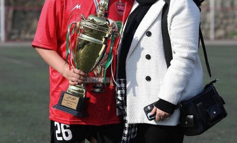 همسر هادی نوروزی در جشن پرسپولیس؛ هانی قهرمان شد! /عکس 1 عکس| همسر هادی نوروزی در جشن پرسپولیس؛ هانی قهرمان شد!