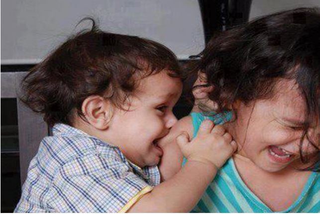 چرا کودکم جیغ می زند، مو می کشد و نیشگون می گیرد؟ 1 گاز گرفتن کودکان