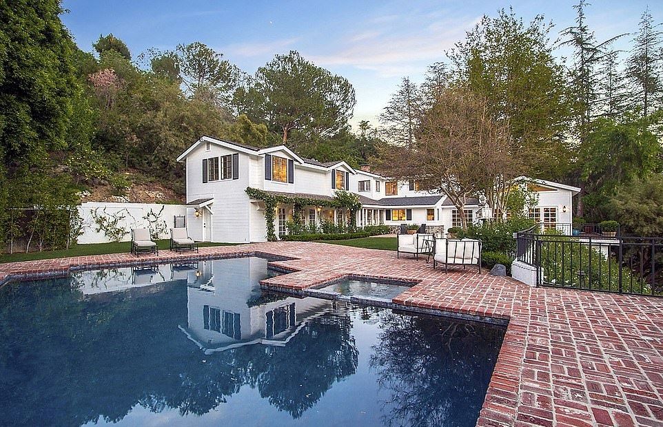 سلبریتی های ثروتمند هالیوود که برای خرید خانه وام های کلان گرفته اند 26 1710667829 623 سلبریتی های ثروتمند هالیوود که برای خرید خانه وام های