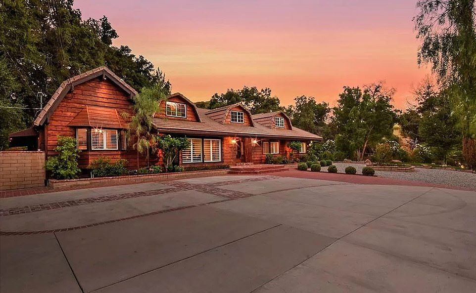 سلبریتی های ثروتمند هالیوود که برای خرید خانه وام های کلان گرفته اند 29 1710667834 750 سلبریتی های ثروتمند هالیوود که برای خرید خانه وام های