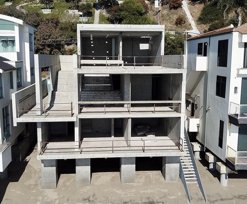 سلبریتی های ثروتمند هالیوود که برای خرید خانه وام های کلان گرفته اند 30 1710667835 313 سلبریتی های ثروتمند هالیوود که برای خرید خانه وام های