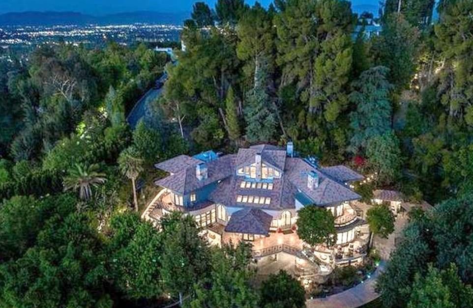 سلبریتی های ثروتمند هالیوود که برای خرید خانه وام های کلان گرفته اند 34 1710667840 13 سلبریتی های ثروتمند هالیوود که برای خرید خانه وام های