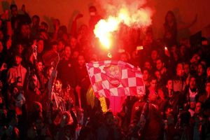 آتش‌بازی هواداران پرسپولیس در ورزشگاه آزادی/ ویدئو