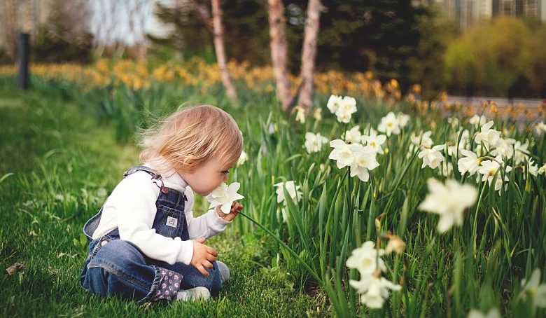 ترکیبات شیمیایی روی بدن کودکان زیر ۳ سال رایحه‌ای همچون بوی گل را منتشر می‌کند