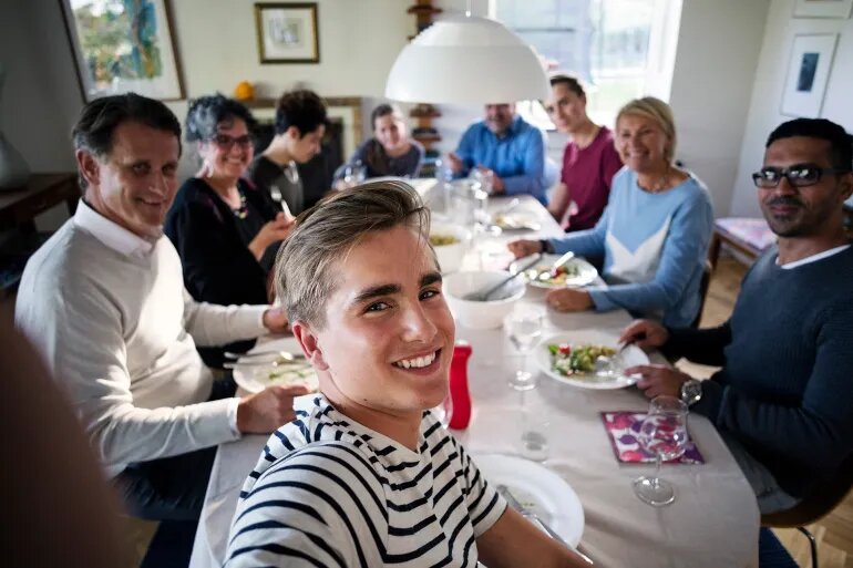 چرا در دیدارهای خانوادگی عصبی هستیم؟_بام وطن 7 چرا در دیدارهای خانوادگی عصبی هستیم؟