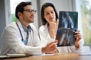 نقش شگفت جنسیت پزشک بر درمان بیماران/ پزشک زن یا پزشک مرد؟_بام وطن 6 نقش عجیب جنسیت پزشک بر درمان بیماران/ پزشک زن یا پزشک مرد؟