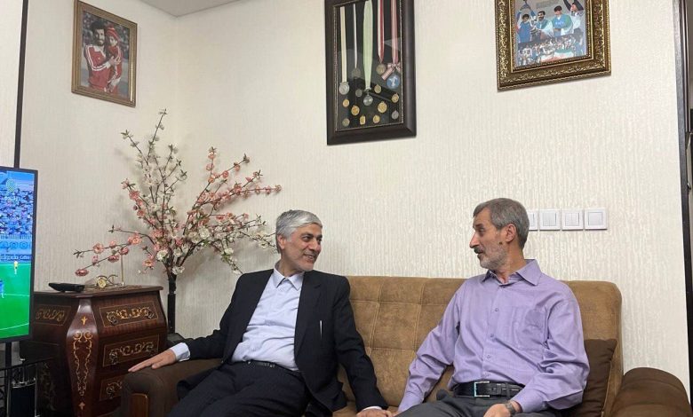 عکس| وزیر ورزش در منزل محمد مایلی‌کهن