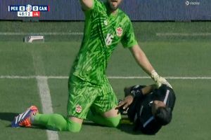 از هوش رفتن کمک‌داور در حین بازی به دلیل گرما و رطوبت هوا/ ویدئو