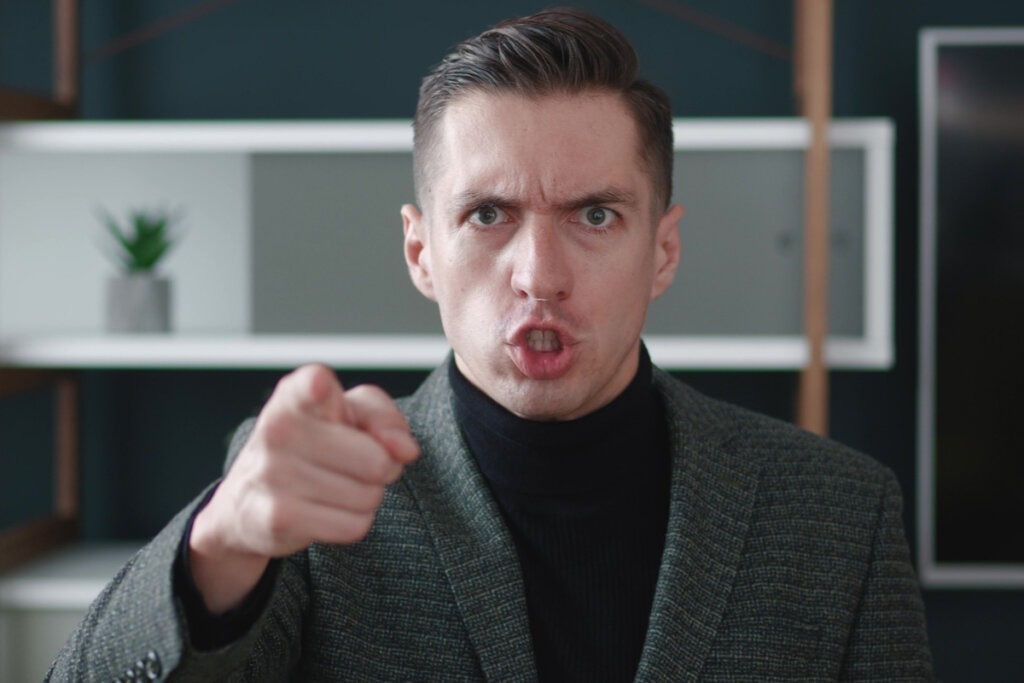 چرا دیگران را بی قیمت می کنیم تا خودمان بدرخشیم؟_بام وطن 10 ظلمِ بی ارزش جلوه دادن دیگران با انگیزه شایسته به نظر رسیدن