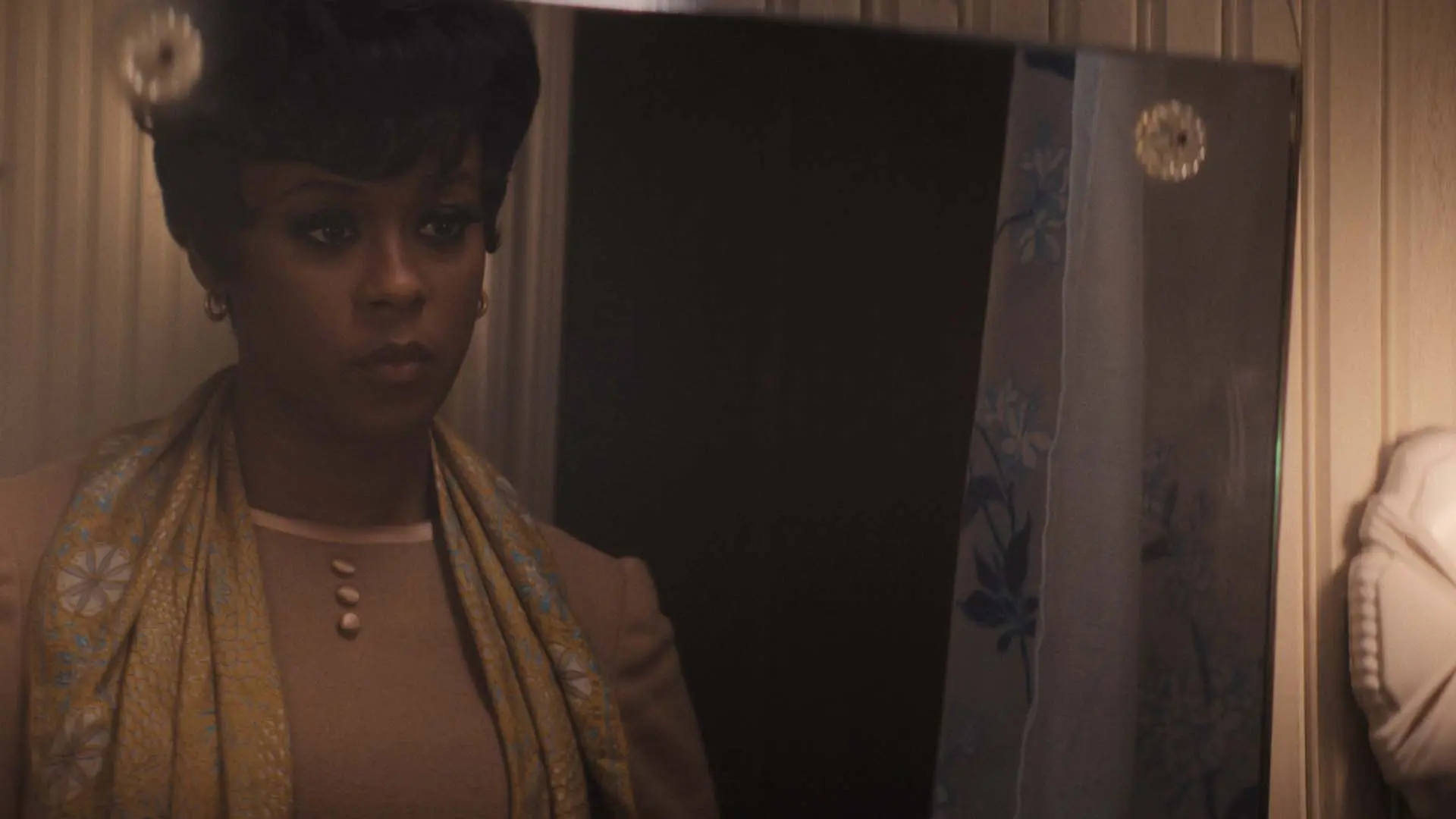 معارفه سریال «بانوی دریاچه»؛ اولین وجود تلویزیونی ناتالی پورتمن_بام وطن 4 موزس اینگرام در نقش کلیو جانسون در سریال Lady in the Lake