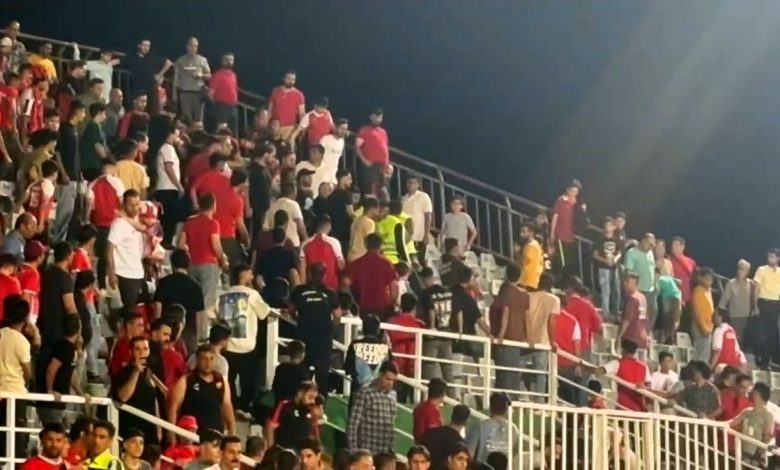 درگیری هواداران پرسپولیس با یکدیگر در آخر مسابقه/ ویدئو_بام وطن 1 درگیری هواداران پرسپولیس با یکدیگر در پایان مسابقه/ ویدئو