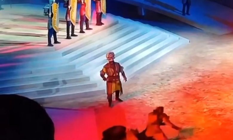 دست امیر آقایی در تئاتر ناکامی! /ویدئو_بام وطن 1 دست امیر آقایی در تئاتر شکست! /ویدئو