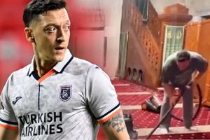 مسوت اوزیل در حال تمیز کردن یک مسجد در استانبول دیده شد/ ویدئو_بام وطن 6 مسوت اوزیل در حال تمیز کردن یک مسجد در استانبول دیده شد/ ویدئو