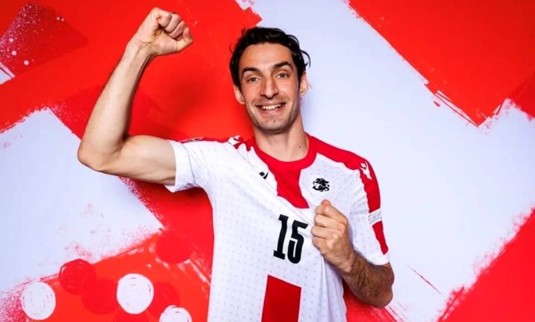 گئورگی گولسیانی همراه با خانواده‌اش در کنار برج میلاد/ عکس

