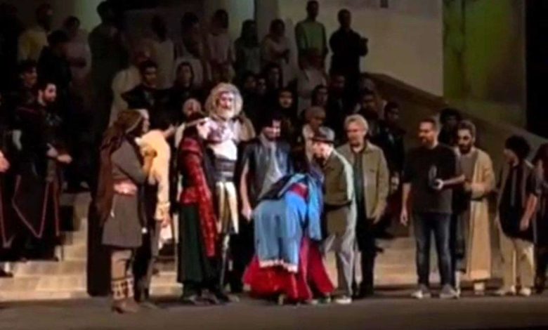 گوهر خیراندیش، دست علی نصیریان را بوسید/ ویدئو_بام وطن 1 گوهر خیراندیش، دست علی نصیریان را بوسید/ ویدئو