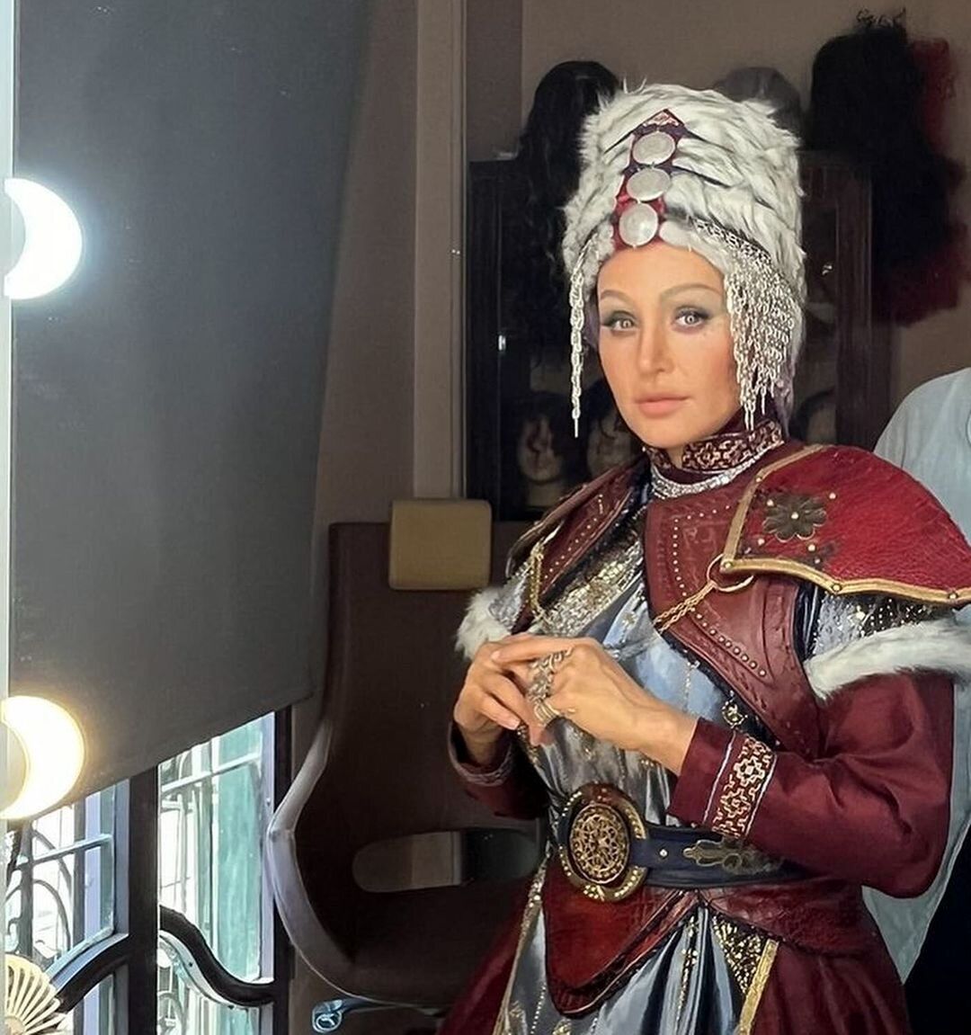 1725181734 635 گریم متفاوت الناز شاکردوست روی صحنه تئاتر ویدئو بام وطن