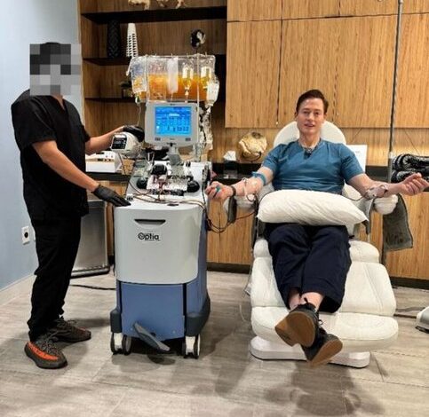 میلیاردر آمریکایی در سودای جوانی پلاسمای بدنش را معاوضه کرد!/ تصاویر_بام وطن 3 63217064