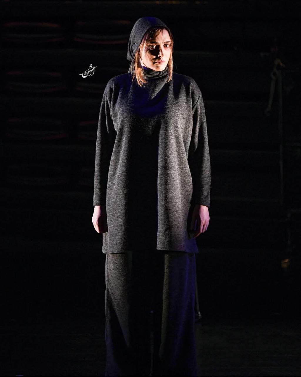 اجرای تازه ترین تاثییر جلال تهرانی در تئاتر شهر اغاز شد؛ اغاز توفانی «بونکر دوم/ شکارچی و قطار»_بام وطن 13 photo 2024 12 30 21 58 47