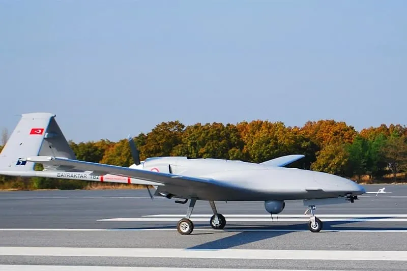 پهپاد بیرقدار ترکیه می‌تواند هر پدافند هوایی را فلج کند عکس2