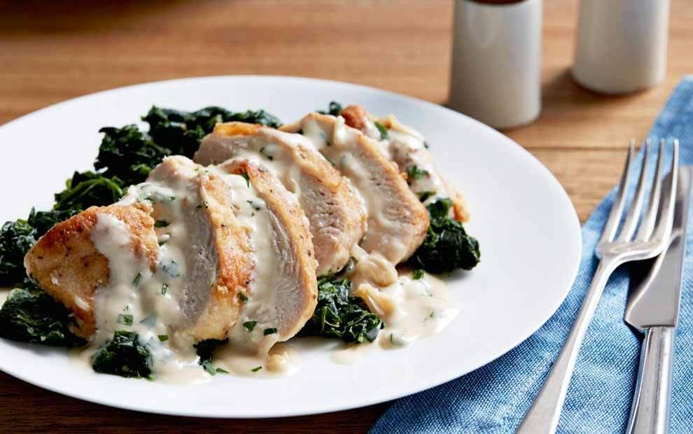 خوراک مرغ خامه ای با اسفناج؛ یک غذای خاص_بام وطن 4 خوراک مرغ خامهای با اسفناج؛ یک غذای خاص!