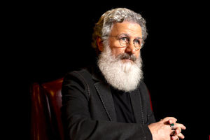 به پای زنانی که دامن مختصر پوشیده بودند، با تیرکمان، سنگ میزدیم!/فیلم_بام وطن 5 به پای زنانی که دامن کوتاه پوشیده بودند، با تیرکمان، سنگ میزدیم!/فیلم