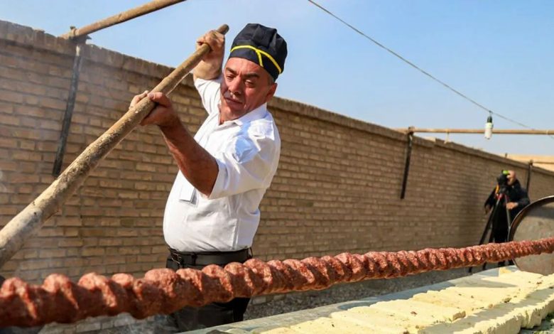 ثبت رکورد طولانی‌ترین کباب ایران با ۲۲۰ متر در یزد/ تصاویر
