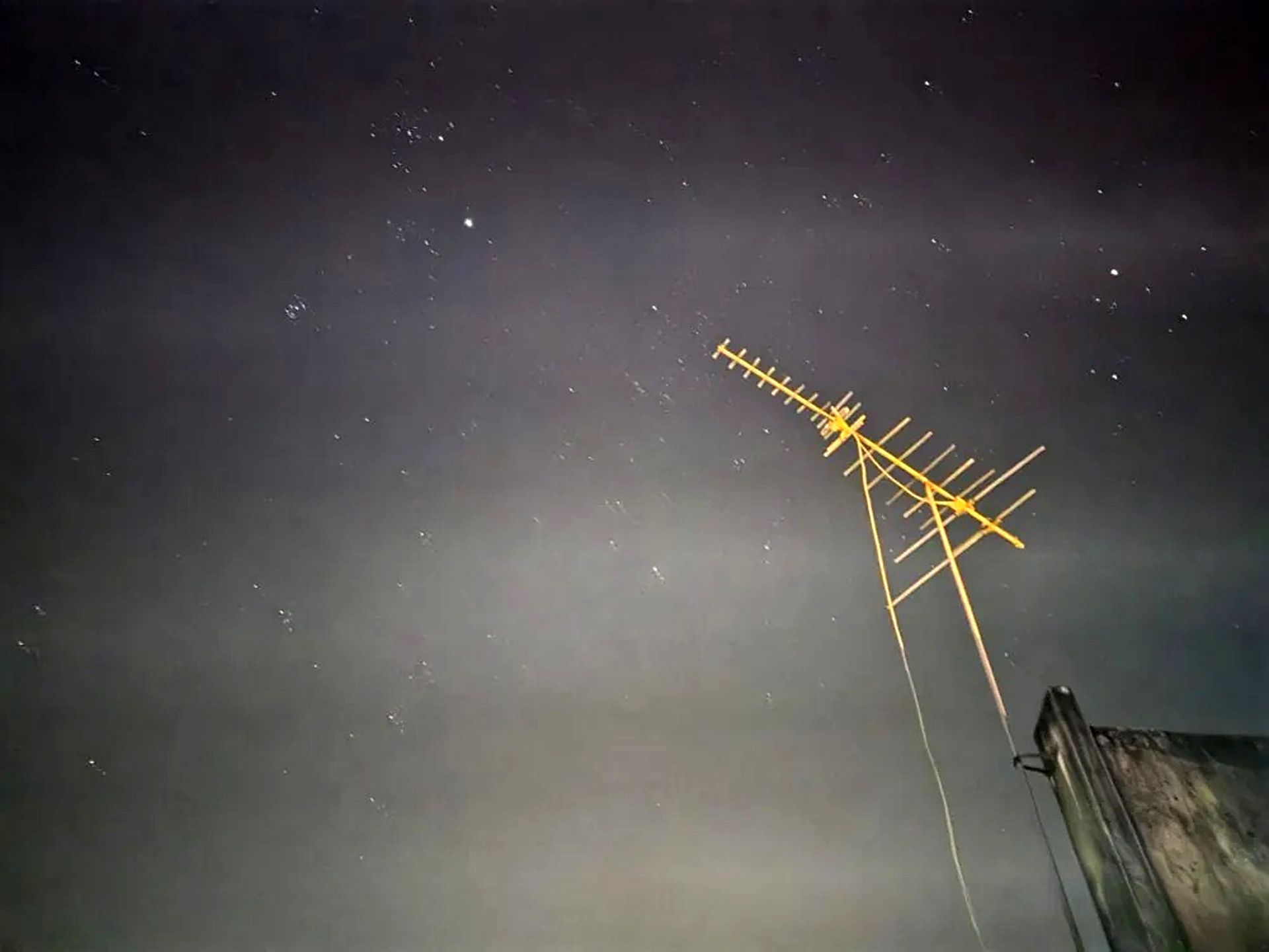 باگ شگفت در دوربین گلکسی S25 خبرساز شد_بام وطن 10 باگ دوربین گلکسی S25 در آسمان شب یا یک آنتن