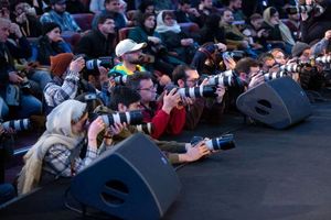 مصاحبۀ کمین، تنها چاره خبرنگاران در فجر/هنگامی جای اینترنت و خبر، کلاه ایمنی درو شد_بام وطن 4 مصاحبۀ کمین، تنها چاره خبرنگاران در فجر/وقتی جای اینترنت و خبر، کلاه ایمنی درو شد