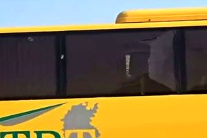 پرتاب سنگ به اتوبوس هواداران سپاهان در قزوین/ ویدئو