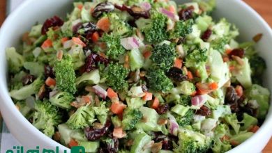 ۵ سالاد کلم بروکلی برای یک رژیم غذایی سالم_بام وطن 5 1.سالاد کلم بروکلی و کشمش با سس سرکه بالزامیک