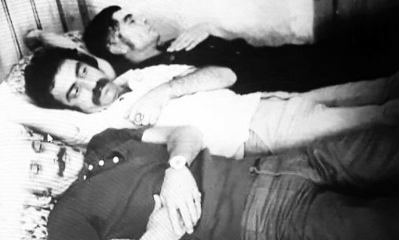 بهروز وثوقی و مسعود کیمیایی مشغول استراحت در پشت صحنه فیلم «گوزنها»/ عکس_بام وطن 1 بهروز وثوقی و مسعود کیمیایی مشغول استراحت در پشت صحنه فیلم «گوزنها»/ عکس