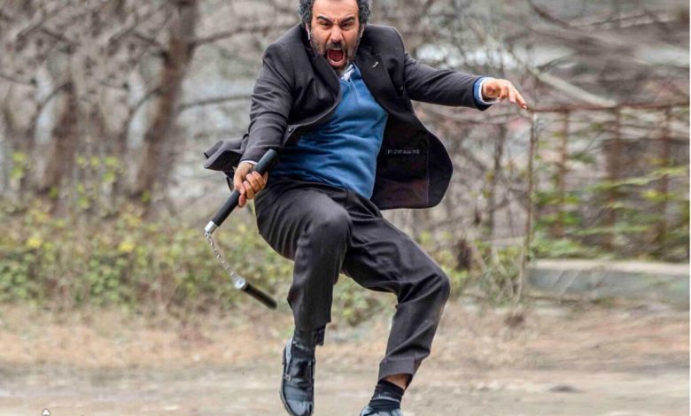 بُرشی از حضور محسن تنابنده جوان در تئاتر جریان عصبی؛ این نمایش در سال ۱۳۷۴ به روی صحنه رفت/ ویدئو