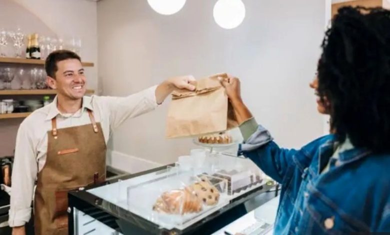 حرف زدن با غریبه‌ها ما را شاد‌تر می‌کند؛ چطور سر صحبت را باز کنیم؟