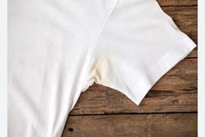 چگونه لکه‌ زرد روی لباس های سفید را از بین ببریم؟