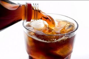 مصرف نوشیدنی‌های گازدار برای هضم بهتر غذا خوب است؟/ پاسخ علمی به باورهای تغذیه‌ای